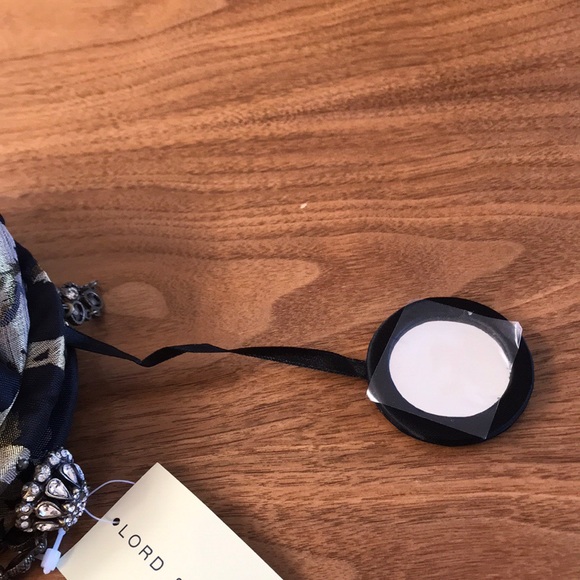 NWT Crystal And Cloth Wristlet - Picture 7 of 8